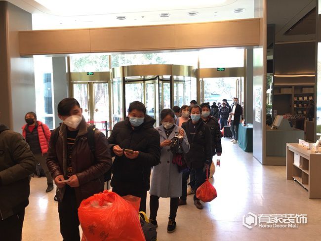 有家装饰首批装修工人复工专车：点对点接送企业自有工匠抵榕