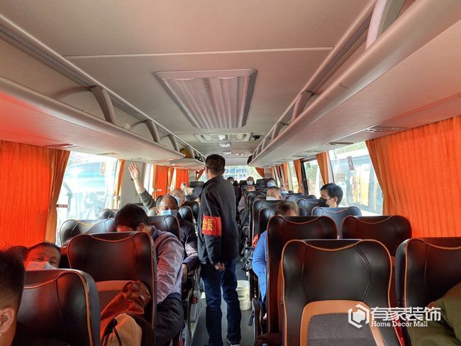 有家装饰首批装修工人复工专车：点对点接送企业自有工匠抵榕