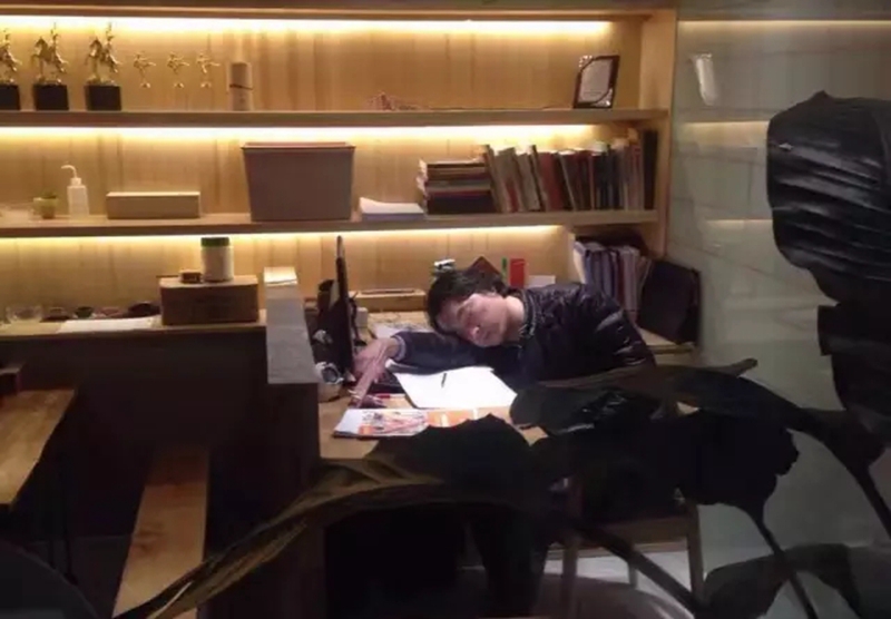 雨夜，福州有家人朋友圈被一张设计师的加班照刷屏了！