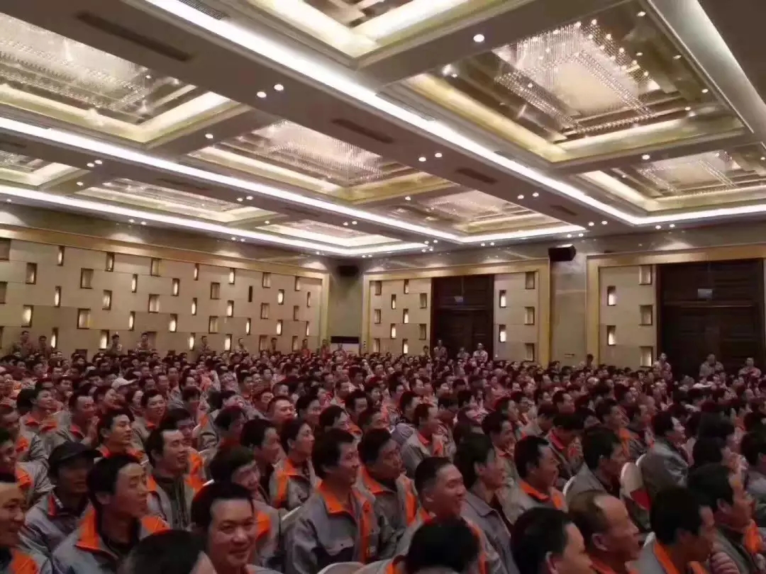 初心不改，为爱造家！揭秘自有装修工人的一天！