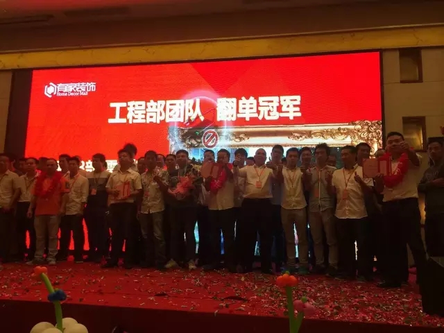外表憨厚，性格老实，但和一代功夫宗师李小龙一样，郑州装修界的80后小伙叶小龙也有着一身扎实的“功夫”。他的背后，有着一个家装时代变迁的缩影。